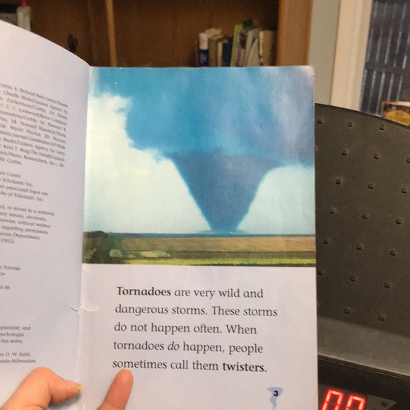 “ tornadoes” Scholastic science readers level 1 - Picture 14 of 14